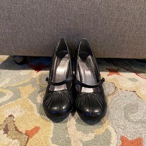 Bamboo closed toe wedges